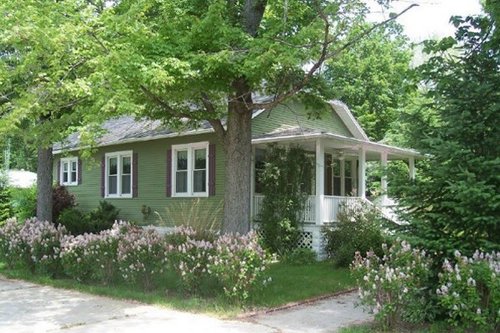 Beautiful, idyllic, two BR bungalow perfect for romance or small family vacations. Located 7 blocks from beach in New Buffalo, MI, the heart of Harbor Country.