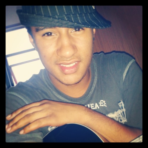 amo musica tenho 18 anos canto toco danço uhu e sou mt feliz *-*