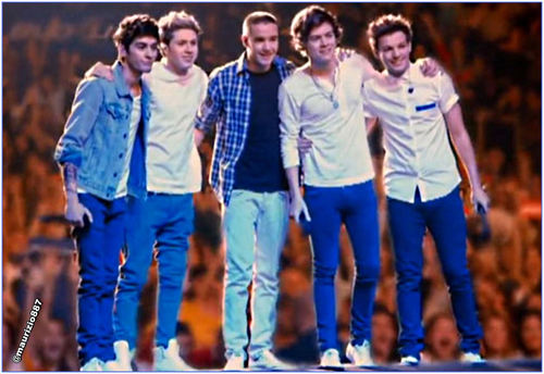 Toda la actualidad, fotos, noticias y videos sobre nuestros idolos. Directioner desde 6-4-12 Elouanor 4ever y mi principe azul siempre Louis Tomlinson :D SMILE