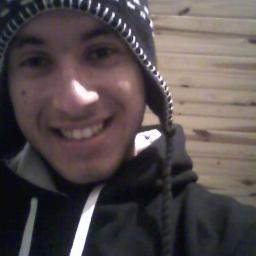 19 anos, carinhoso, ciumento, amigo, bobo, preguiçoso, sincero, sonhador, teimoso, romântico, feliz .. Quer saber mais? Siga e descubra *-*