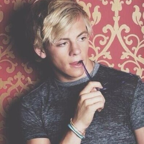 Hi!! Ross loves me. c: Ross is my best friend. Hehe c:. bye.- Acacia #single