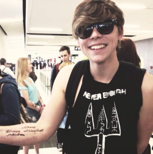 hey so you should follow my main @5secsofmandy bc i gave you this follow! please and thank you xx