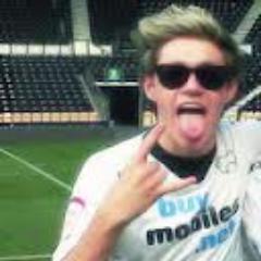 I'm Niall's wifey I'm 14 and I love god and softball follow me!!:)