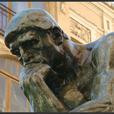 Se ando em meio à tribulação, tu me refazes a vida: estendes a mão contra a ira dos meus inimigos: a tua destra me salva. (Salmos, 138:7)