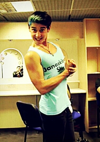 please follow back on @herjanoskians , im trying to reach a goal! and ill follow back on there if you ask!! x