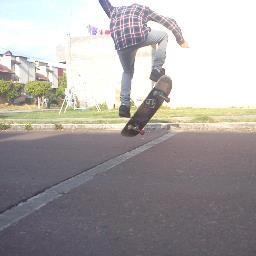 patinando,comiendo,duermo y todo para vivir la vida