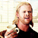 Bastardo de Marcaderiva. 22 años. Alto y atractivo. Ojos verdes y pelo plateado. ¿Rhaegar Targaryen?... No me suena... Ojito derecho de la reina.