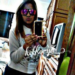 Poor dentroo uma meninaa que pokos coonheçeem e por fooraa que muuitos jungam (((: **