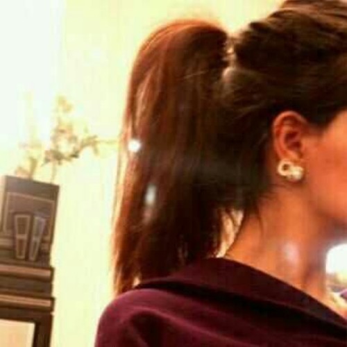على زاويهه الصمت ترحل بنا احاسيسنا لمكااان لا عنووان اولهه