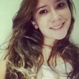 Loira, antipática, teimosa, desastrada ao extremo, louca por festas, amigas, Legião Urbana, gatos e pandas...Instagram: ‎@JessicaRoocha :3