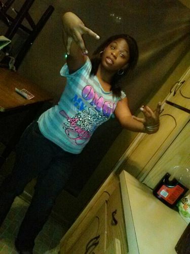 ITS MI NOW ON TWIITER LOL follow mi i will follow bac and very cute 
i love tweetin
