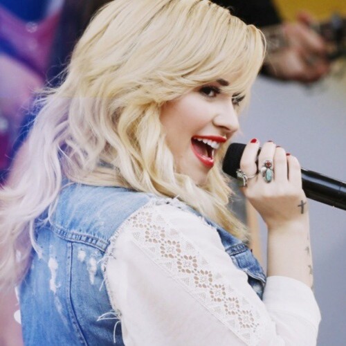 I love demi lovato and  justin bieber.