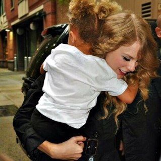 Go follow - @SwiftyIndonesia [Acc khusus untuk mengirim data quiz]
