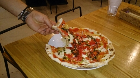 町田のpizza屋で働いてました笑今はタクシードライバーで安全運転なぅw