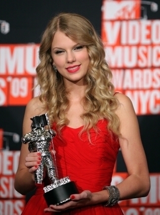 SHE IS MY INSPIRATION,SHE IS MY HERO,SHE IS MY ANGEL,I CANT LIVE WITHOUT HER SMILE,LAUGH AND VOICE      HER NAME IS TAYLOR ALISON SWIFT