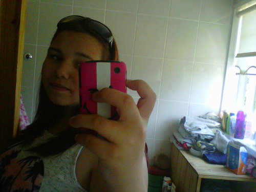 Just a typical teenage girl, follow me and ill follow u back!