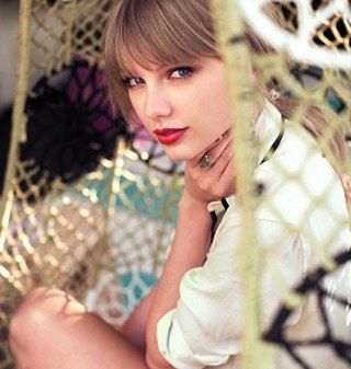 Just Music, Jus Me, Just Dance... Fearless and Beautiful. She is the best idol someone can have @taylorswift13 ❤❤