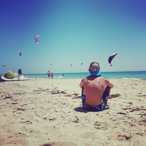 Amante del mar y de ls deportes acuaticos, en especial del kitesurf. Morena, de ojos verdes y surfer. La cerveza bien fria. Mejor pedir perdon que pedir permiso