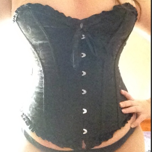 Chubby exhibitionist tease with a filthy mind and a pierced 🐱 Kinky, bisexual, polyamorous. Want to buy me a drink? Beem: ilikecoffee