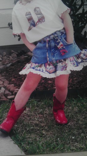 redbootprincess's profile picture. Avi- is mee when i was 3 Header- Is the beautiful @_dirtroad_girl