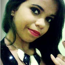 Cantora, flamenguista, feliz, estudante de Radiologia, é isso!