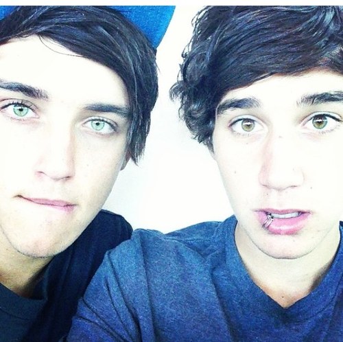 2 gurls who are insanly in love wiv the janoskians.....