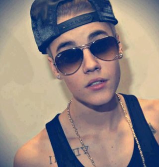 I LOVE JUSTIN SOOOOOO MUCH!!!!!! I'm from LA Canada and Armenia!! :) Speaking English, Armenian and French :)