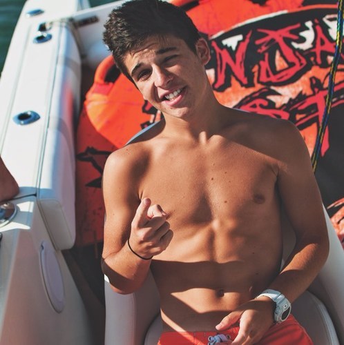 Re_hijodeputa's profile picture. Eramos dos tipos pero asesine al otro por que intento comer mi lomito. Me falta un cerebro pero tengo imaginación en mis dedos. Ya que mi mama me ignora twitteo