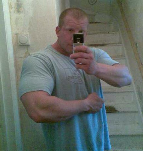 Surrey/North Hants based Personal Trainer. Got a cool wife, beautiful daughter and a f**king big dog. #teambuildingbetterbodies.