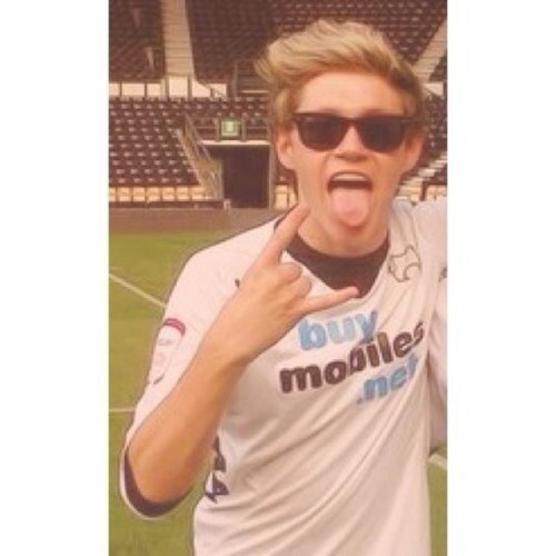 hey pleaaaae follow @zarryful bc you just got this free follow and shes pretty cool