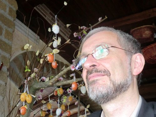Già bibliotecario del ministero beni culturali, informatico dilettante, traduttore nel tempo libero