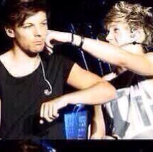 PLEASE GO FOLLOW @myhomieharold ♡and tweet her for follow back ok lets do this ❤ enjoy your free follow btw ;)