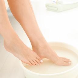 In mijn praktijk Near by Nature werk ik uitsluitend met natuurlijke produkten. Dr. Hauschka en de nagellakken van IBD. Ook geschenken!