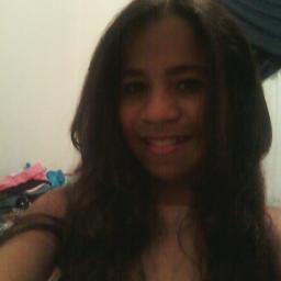 sou uma menina muito simpática e eu adoro a banda one direction mais o meu favorito deles e o  Zain