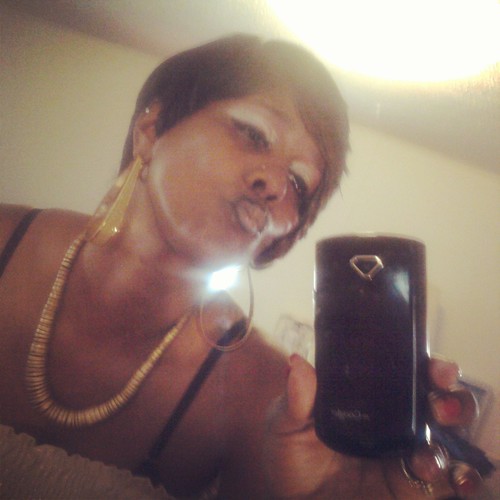 I am a hardworking, laid back, beautiful, intelligent, easy going, and drama free!!!.. Get at me!