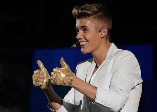 @MariaPopins9 @GinistaBiebs @Sandra__Sweet Justin Bieber como modo de vida. Todo empezó con un grupo de whatsapp,acabó por unirnos más de lo esperado.14/3.16/3