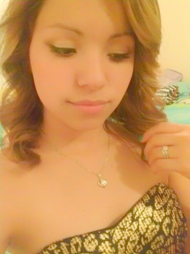 soi sincera me gusta aser mushos amigos mi hombre ideal seria pelirrojo me gusta bailar y mi cita ideal seria caminar en la playa bajo la luna llena...