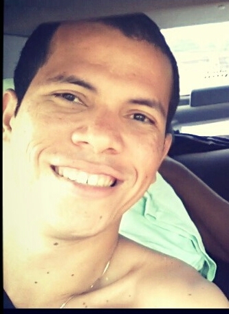 Cearense, Acadêmico do quarto ano de Medicina pela Universidade Federal do Maranhão, 26 anos, feliz.