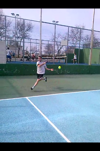 Monitor de tenis, pádel y natación de todas las categorías y estudiante de magisterio de educación primaria.
