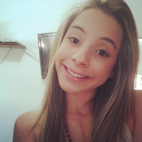 - Aquariana, modelo, chata, ciumenta, sincera, humilde, odeio arrogância, 14 anos de pura beleza rs, corintiana, solteira, pobre, funkeira, vaidosa & liiinda!