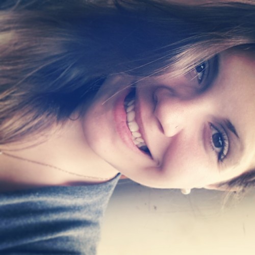 Minha beleza está na minha essência e no meu caráter. Não suporto meios termos. Sou pessoa de riso fácil e choro também. Católica, 19, canceriana, palmeirense.