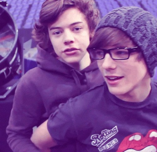 free follow for you & follow @0bviniall and ill follow you there too ;)