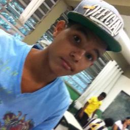 um menino Ousado Alegre.