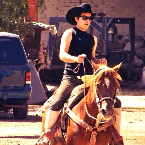 Cabalgando voy por la vida sin mirar atras por el pasado solo es un lindo recuerdo ...