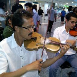 Abogado, Violinista, Artesano, Luthier, Patrimonio Cultural, Jefe de Circulo de Lucha Popular, Vocero CPGP Cultura y Chavista hasta los Tuetanos