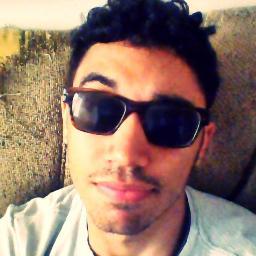 Dramático, irritante, carente, louco, irônico, desligado, chato e muito ciumento. Prazer, eu