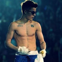 Hola tengo 14 años soy belieber y odio a drake bell , es un maldito idiota.