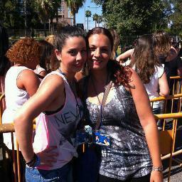 dos amigas,sevillanas y amantes de la musica de ALEJANDRO SANZ