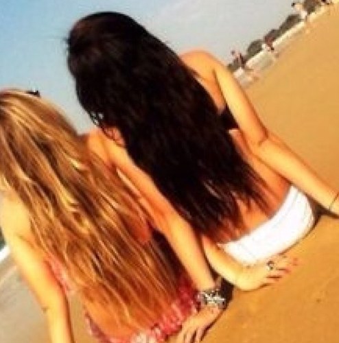 2 Girls, 1 Twitter