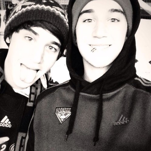 Follow @thetwinsbeanie_ because she gave you this free follow